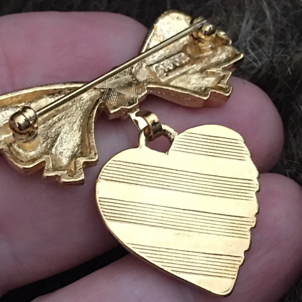 Vintage 80s Avon gold tone heart bow brooch pin